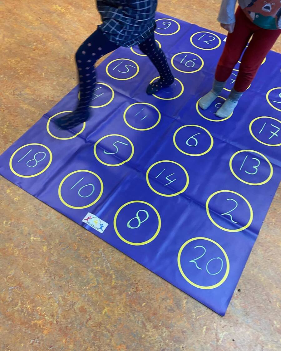 Automatiseren door bewegend leren, actief en spelenderwijs leren.